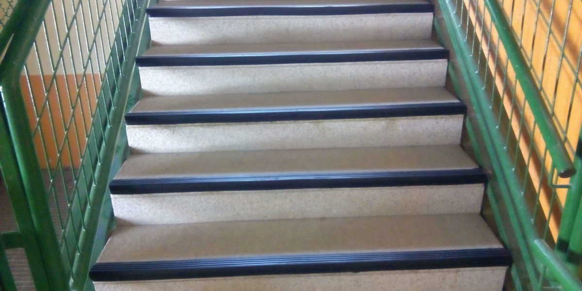 Escalera con Contonera de Pvc